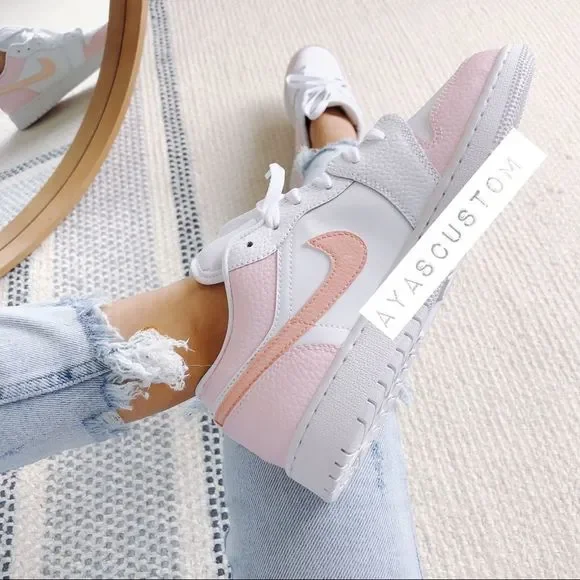 Custom painted air Jordan low - Picture 2 of 3